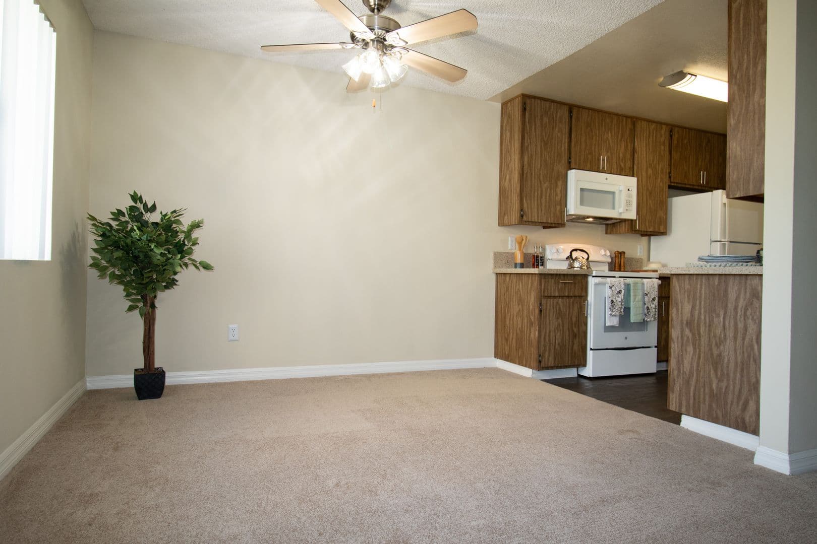 San Diego Apartment: 9585 Gold Coast Dr