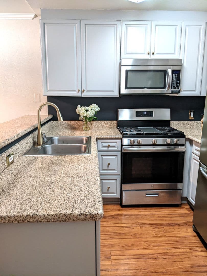 Woodland Hills Apartment: 5525 Canoga Ave #123