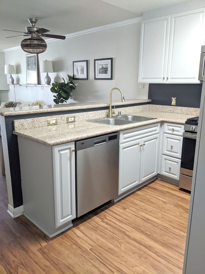 Woodland Hills Apartment: 5525 Canoga Ave #123