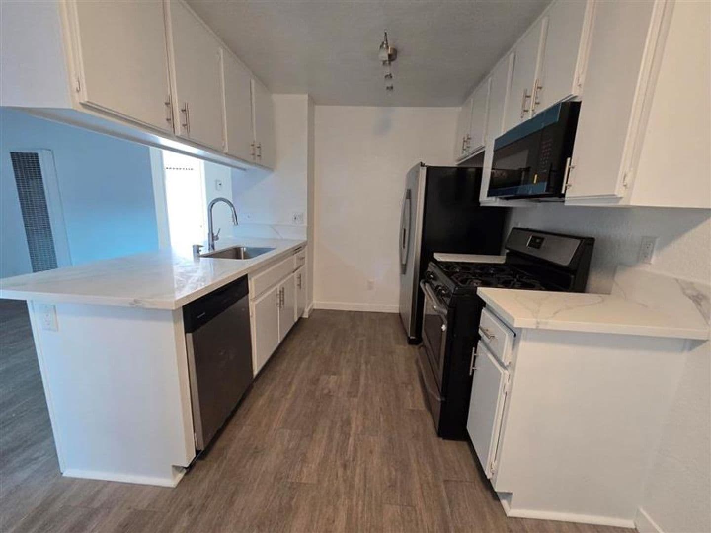 Long Beach Apartment: 2301 E. Market St.