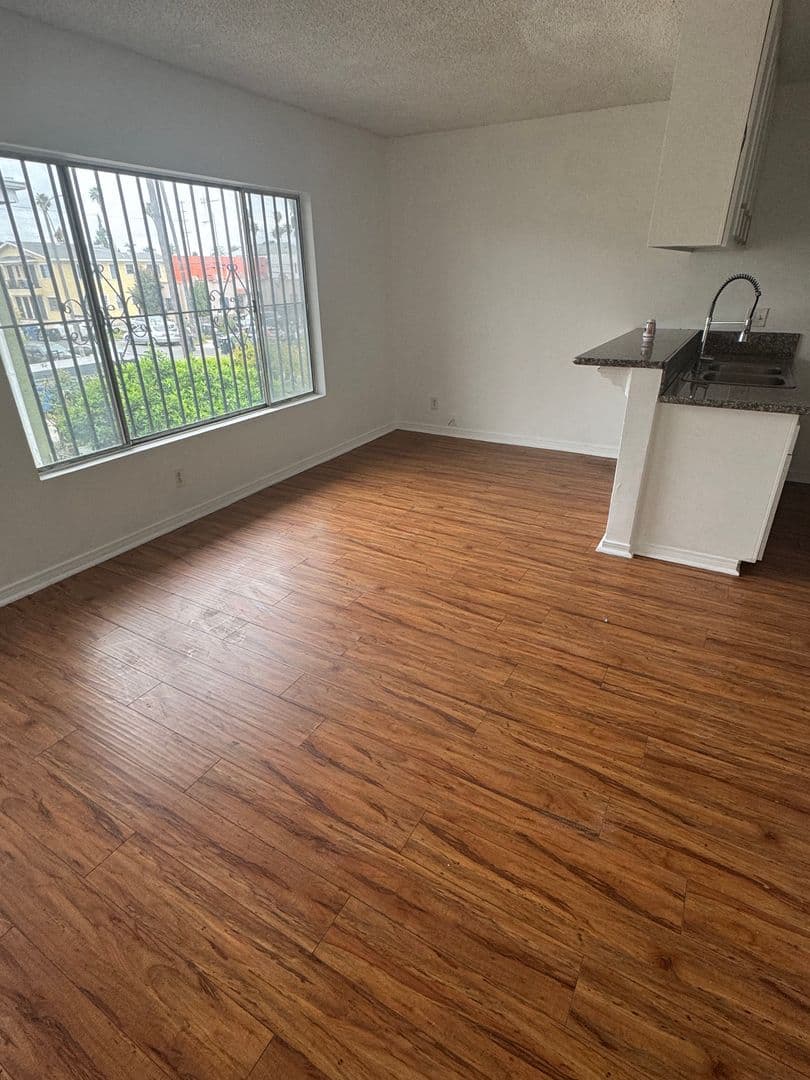 Los Angeles Apartment: 932 W. 80th St.