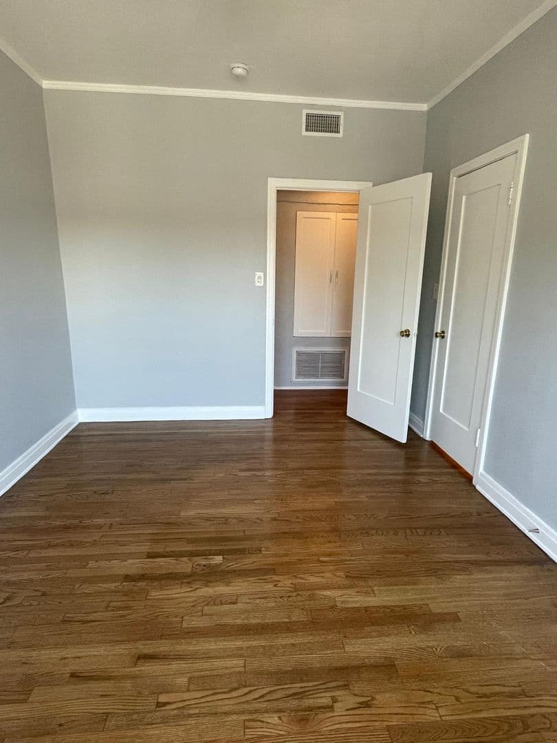 Los Angeles Apartment: 2901 Somerset Drive