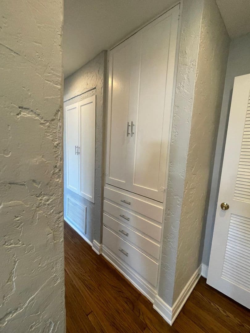 Los Angeles Apartment: 2901 Somerset Drive