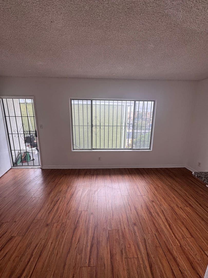 Los Angeles Apartment: 932 W. 80th St.