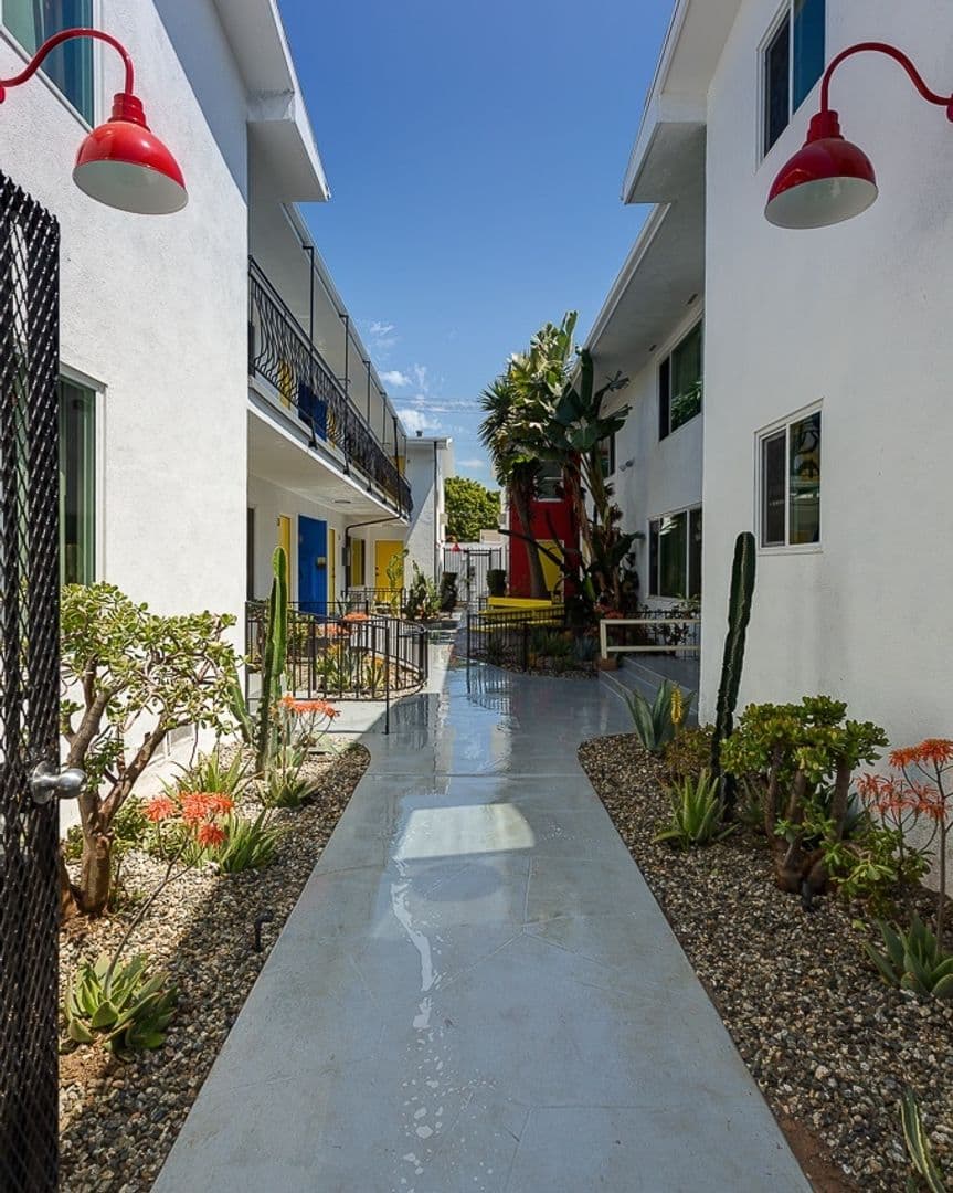 Long Beach Apartment: 1850-54 Pine Ave.