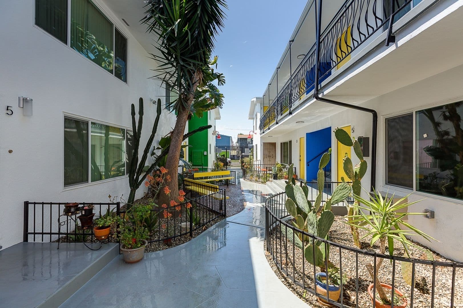 Long Beach Apartment: 1850-54 Pine Ave.