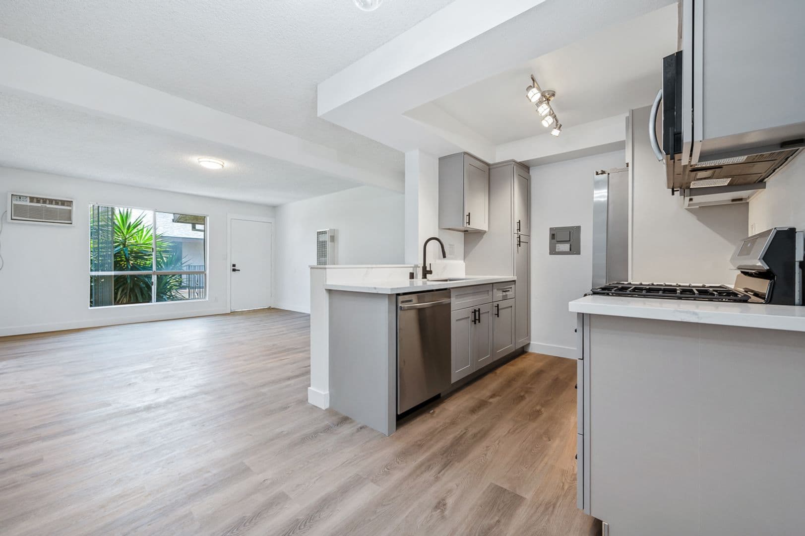 Long Beach Apartment: 5565 Ackerfield Ave.