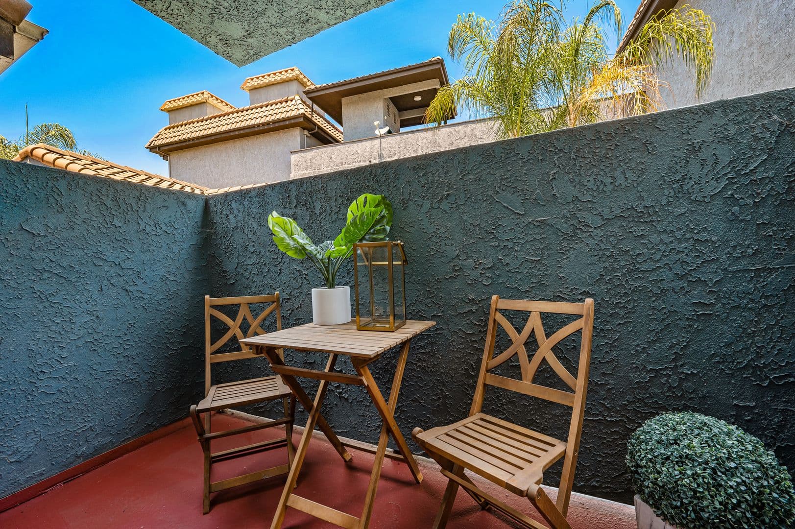 Long Beach Apartment: 2301 E. Market St.