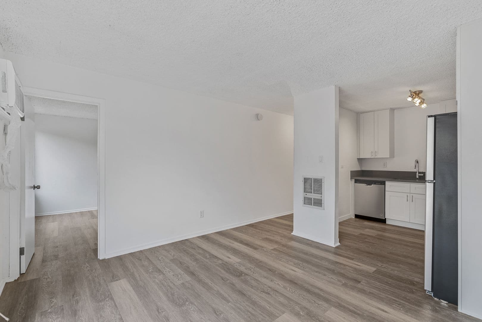 Sylmar Apartment: 12960 Dronfield Ave.