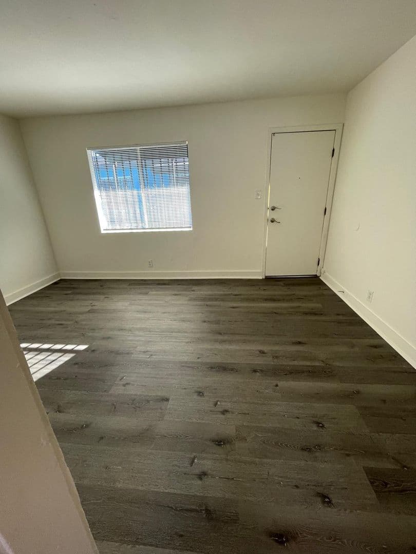 Los Angeles Apartment: 825, 829 & 833 E 108th St