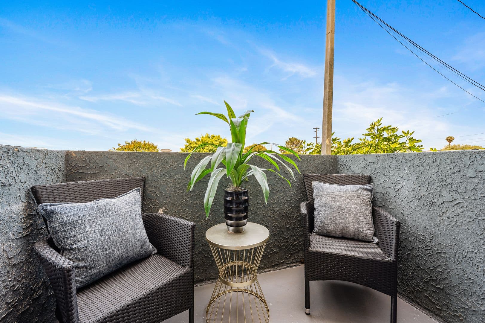 Long Beach Apartment: 2301 E. Market St.
