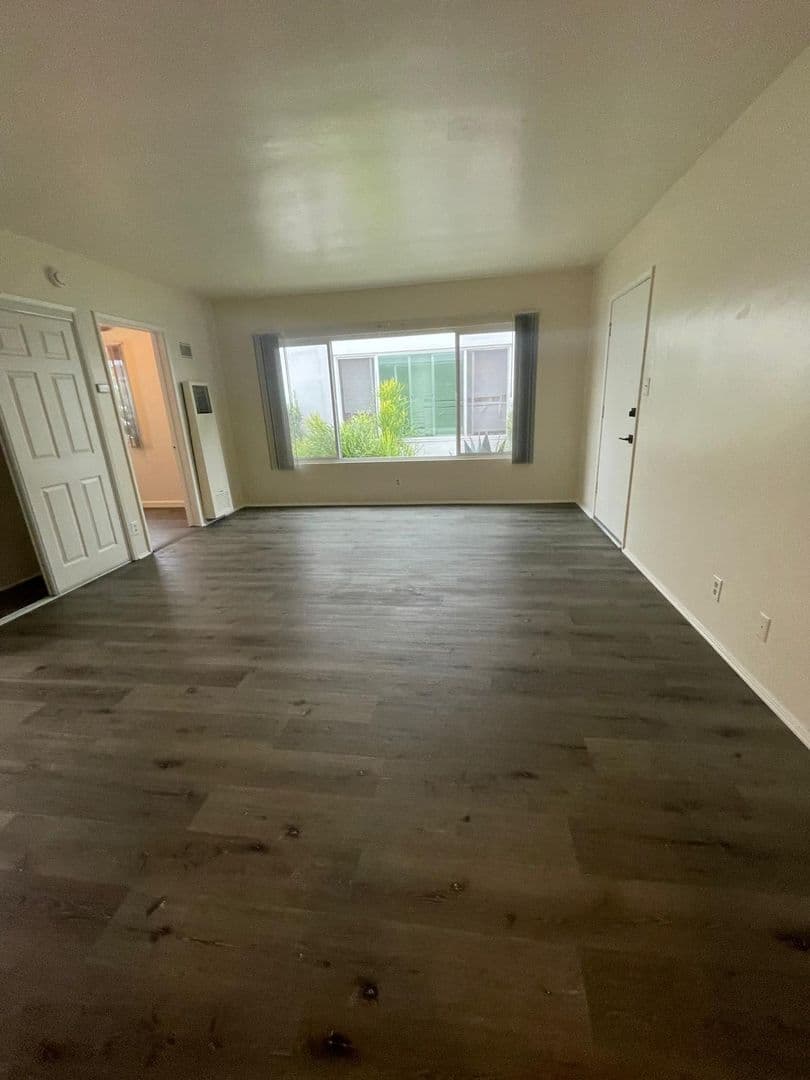 Long Beach Apartment: 1850-54 Pine Ave.