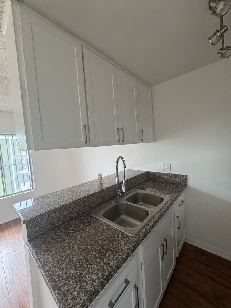 Los Angeles Apartment: 932 W. 80th St.