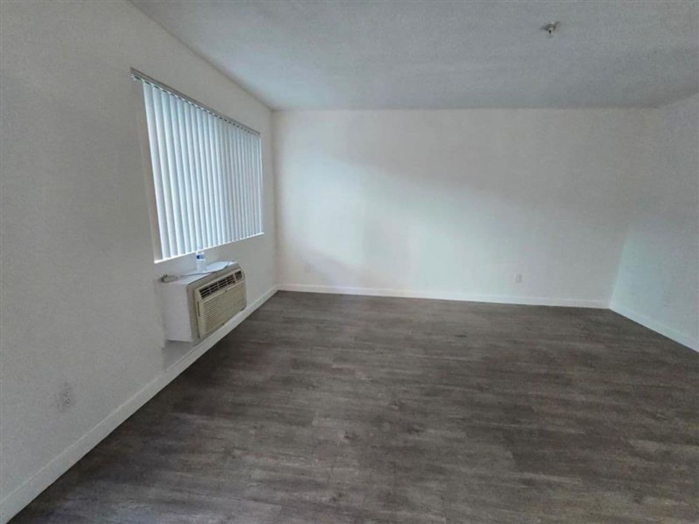 Long Beach Apartment: 2301 E. Market St.