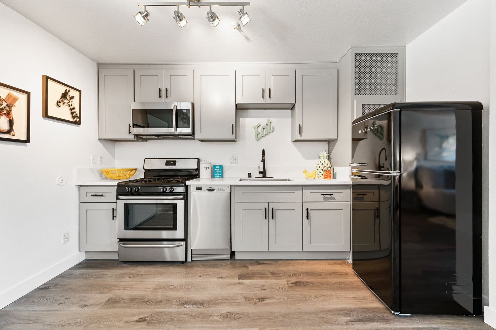 Long Beach Apartment: 2301 E. Market St.