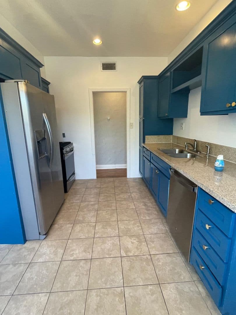 Los Angeles Apartment: 2901 Somerset Drive