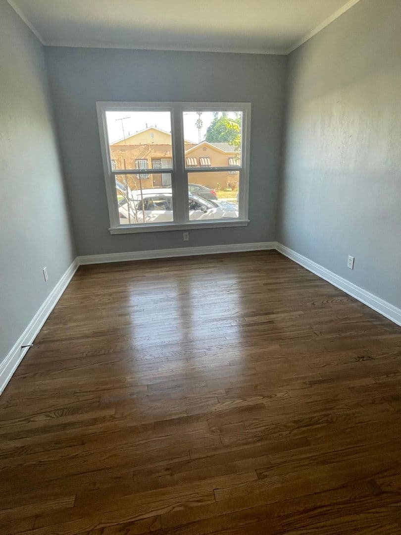 Los Angeles Apartment: 2901 Somerset Drive
