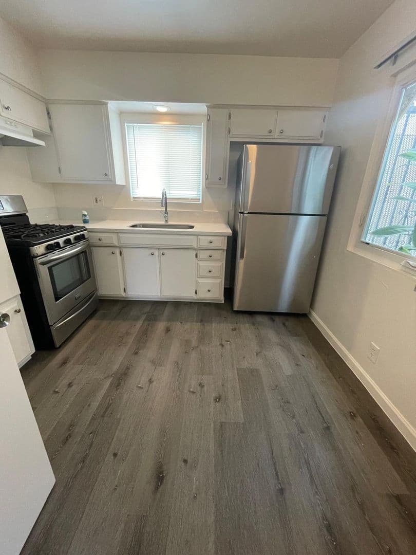 Long Beach Apartment: 1850-54 Pine Ave.
