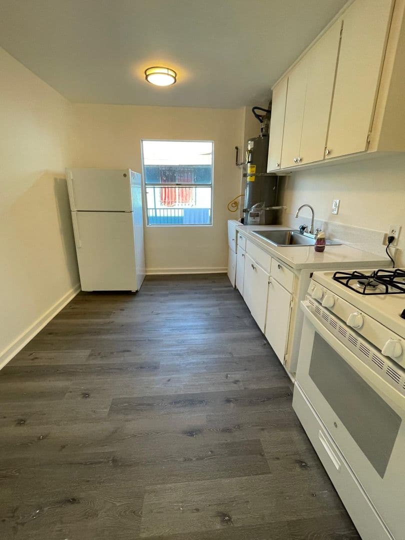 Los Angeles Apartment: 825, 829 & 833 E 108th St