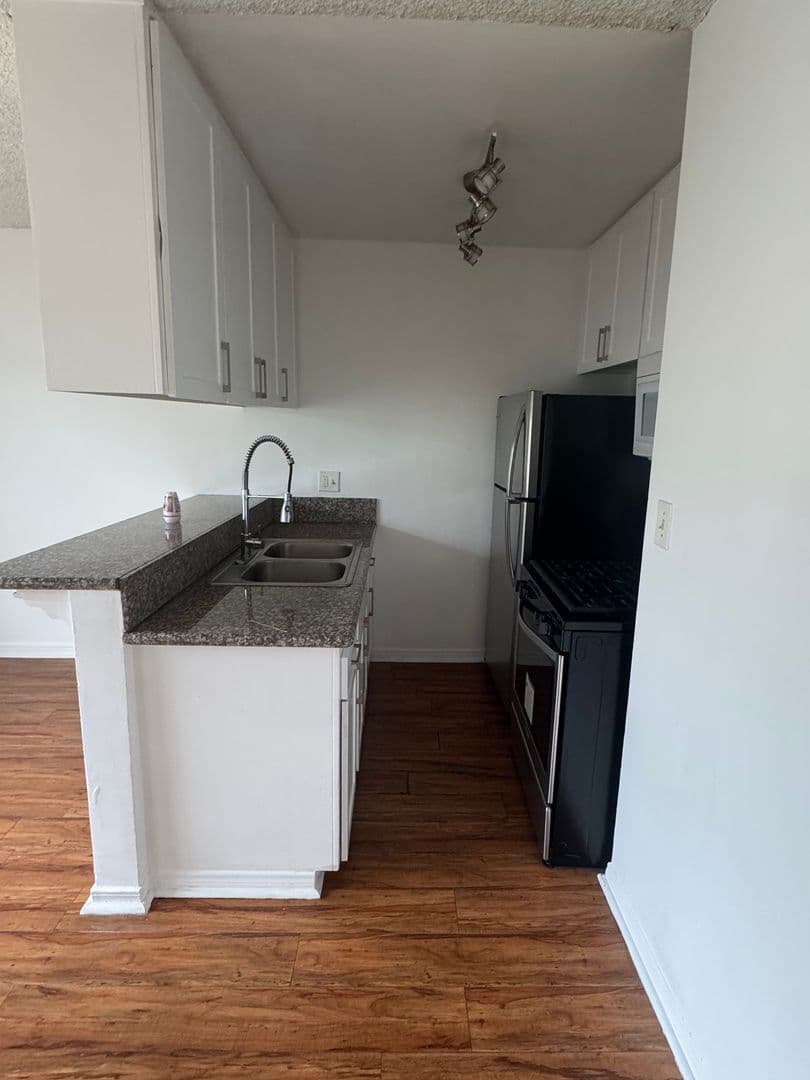 Los Angeles Apartment: 932 W. 80th St.