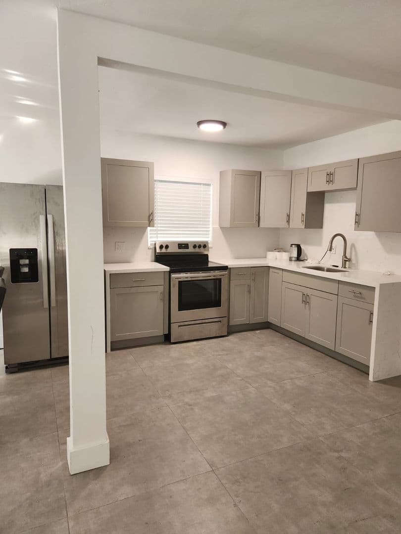 Hallandale Beach House: 467 Golden Isles Dr