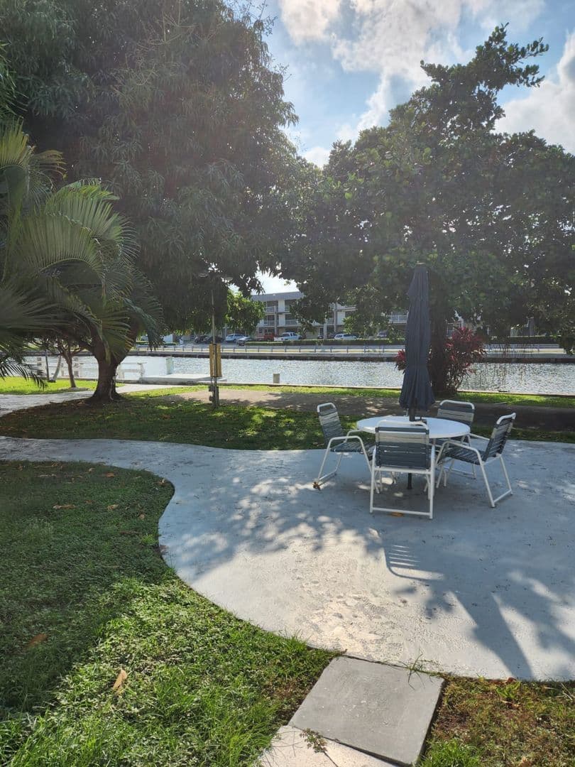 Hallandale Beach House: 467 Golden Isles Dr