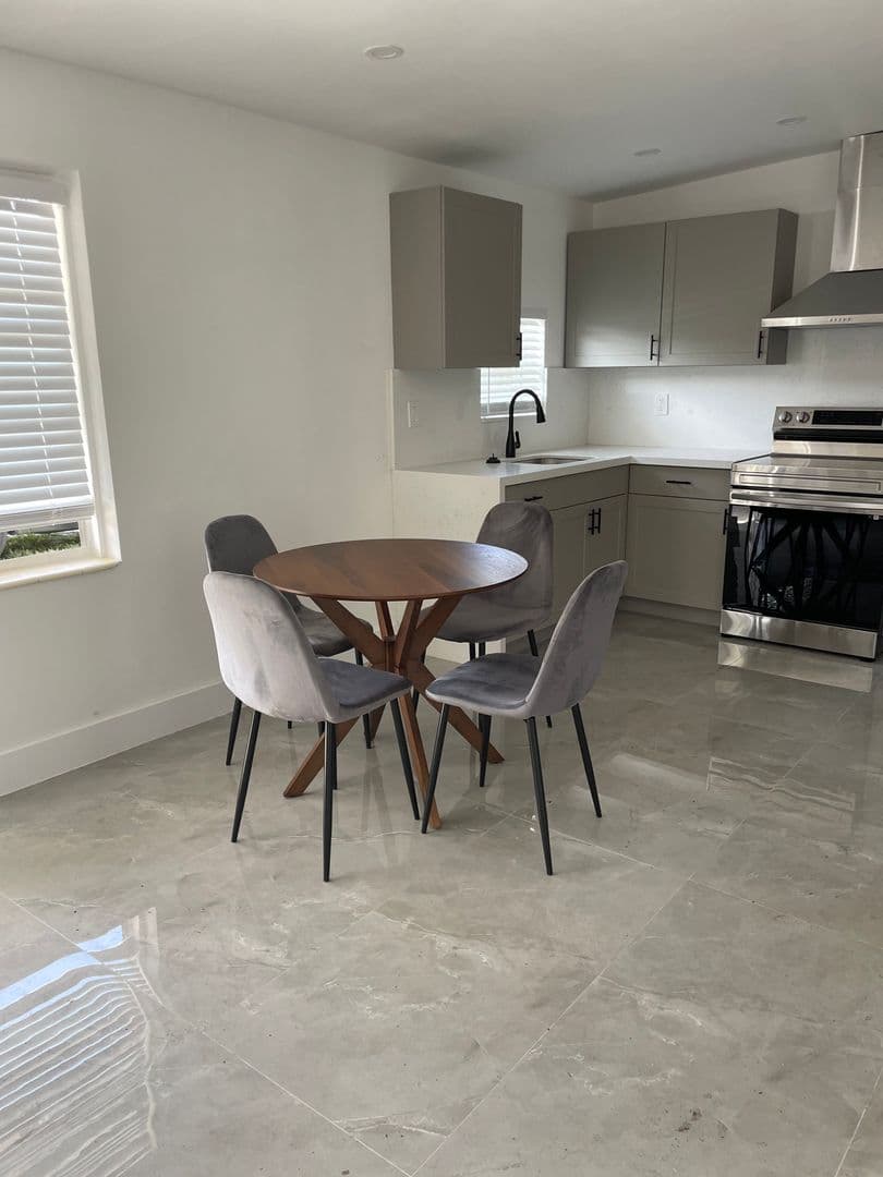 Hallandale Apartment: 212 NE 8th Ave