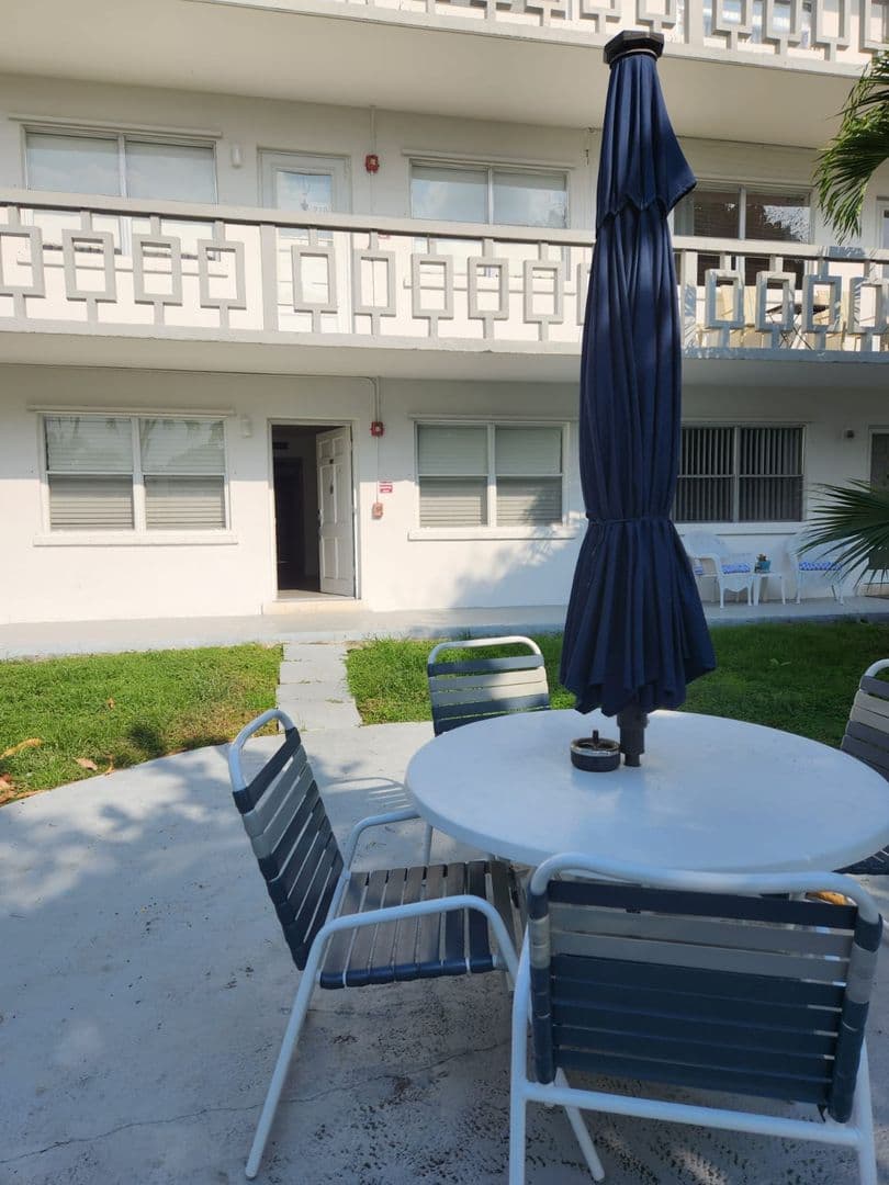 Hallandale Beach House: 467 Golden Isles Dr