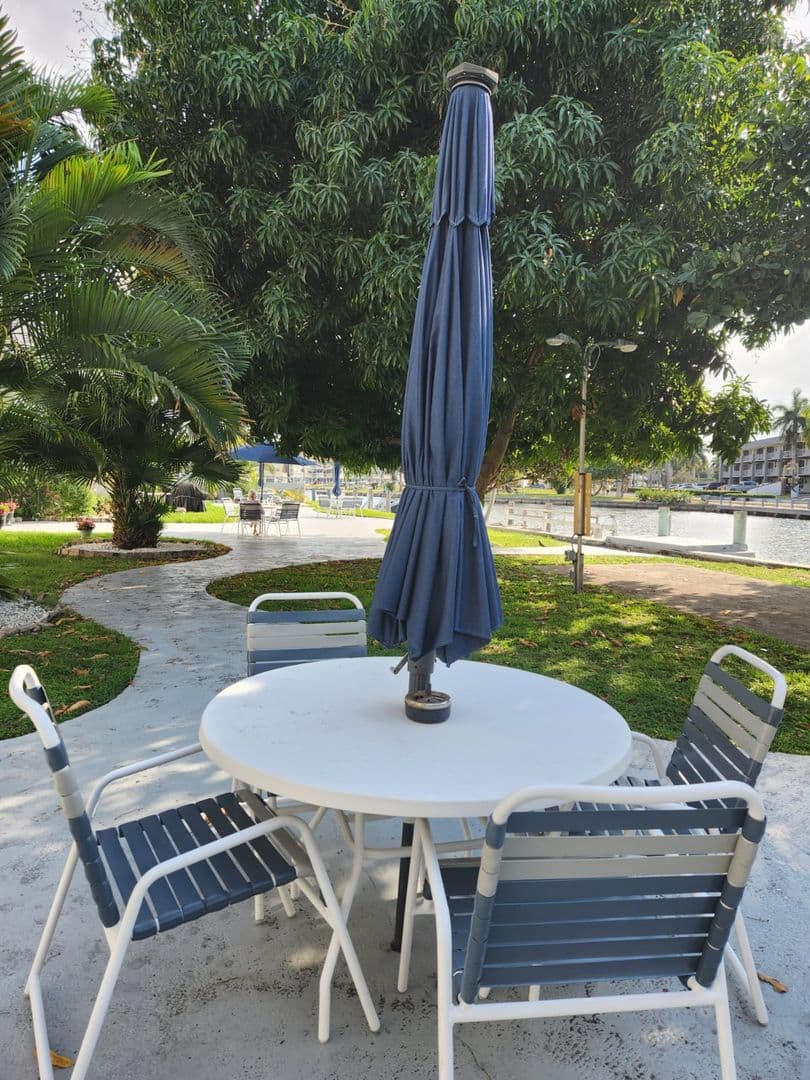 Hallandale Beach House: 467 Golden Isles Dr
