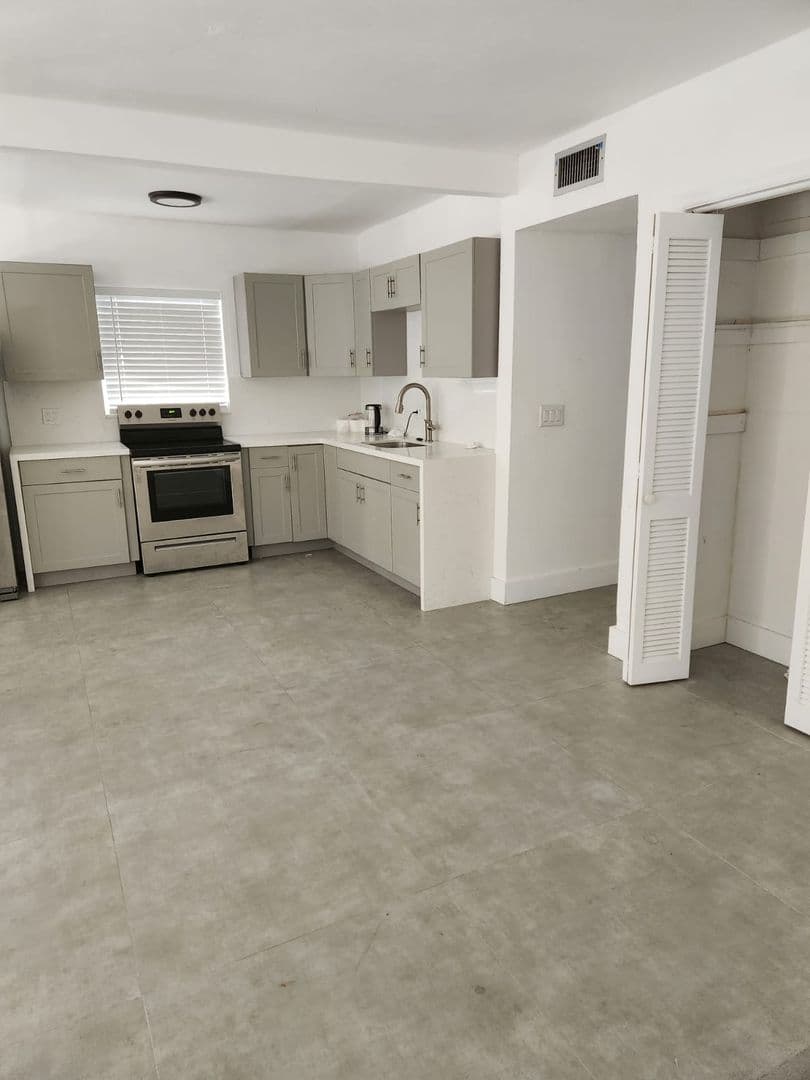 Hallandale Beach House: 467 Golden Isles Dr