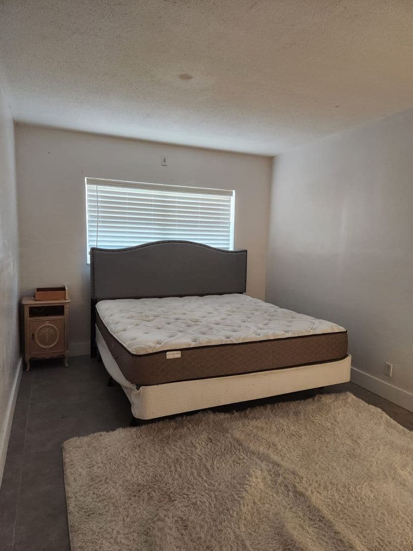 Hallandale Beach House: 467 Golden Isles Dr