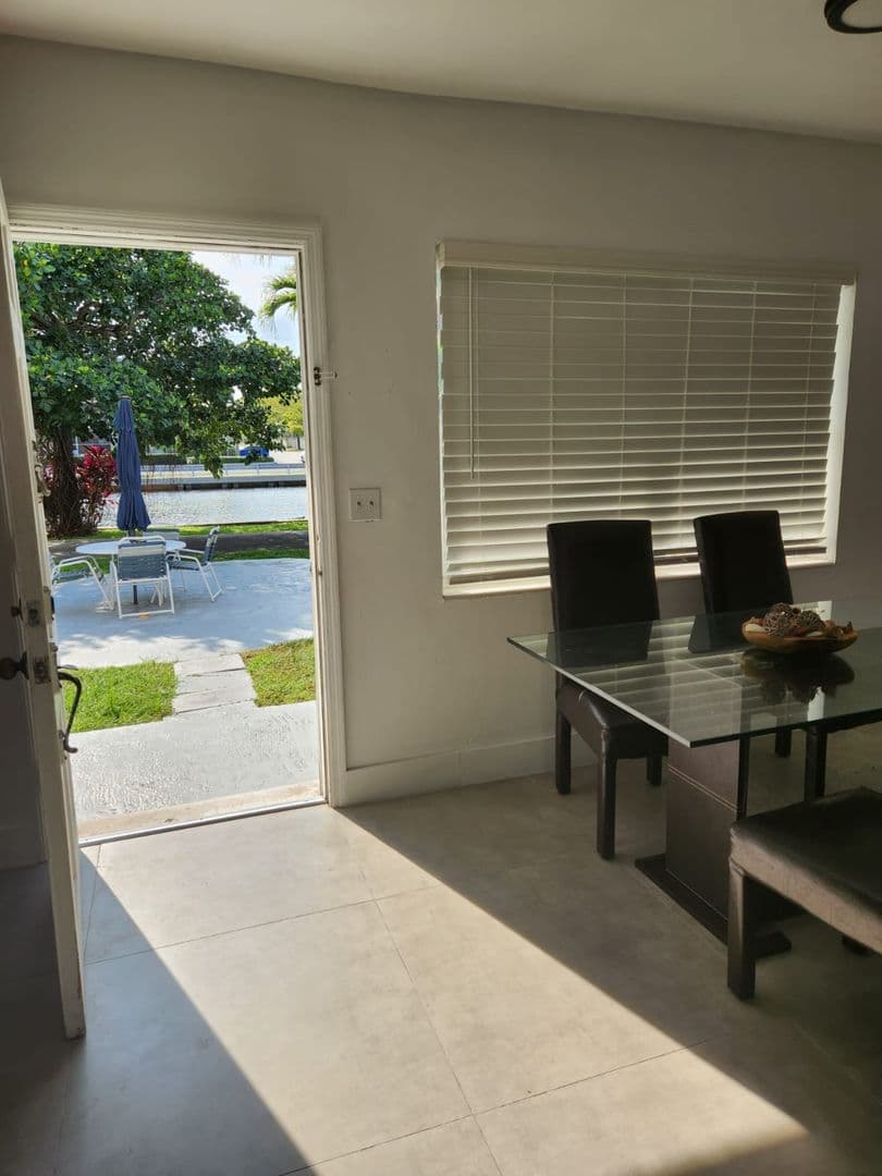Hallandale Beach House: 467 Golden Isles Dr