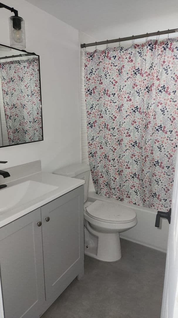 Hallandale Beach House: 467 Golden Isles Dr