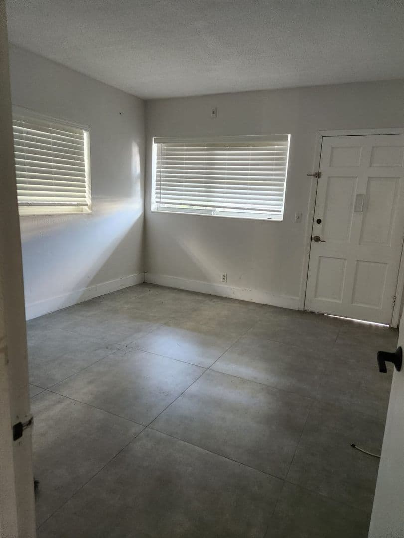 Hallandale Beach House: 467 Golden Isles Dr