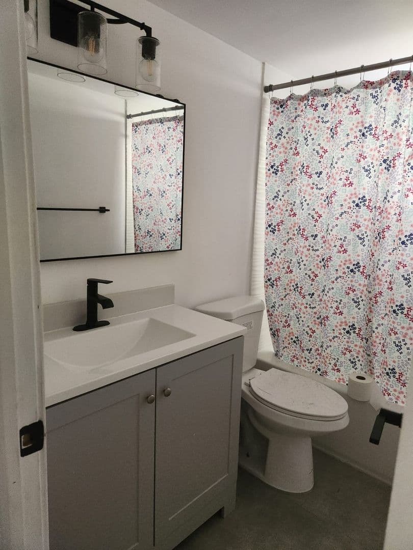 Hallandale Beach House: 467 Golden Isles Dr