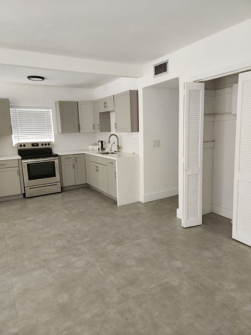 Hallandale Beach House: 467 Golden Isles Dr