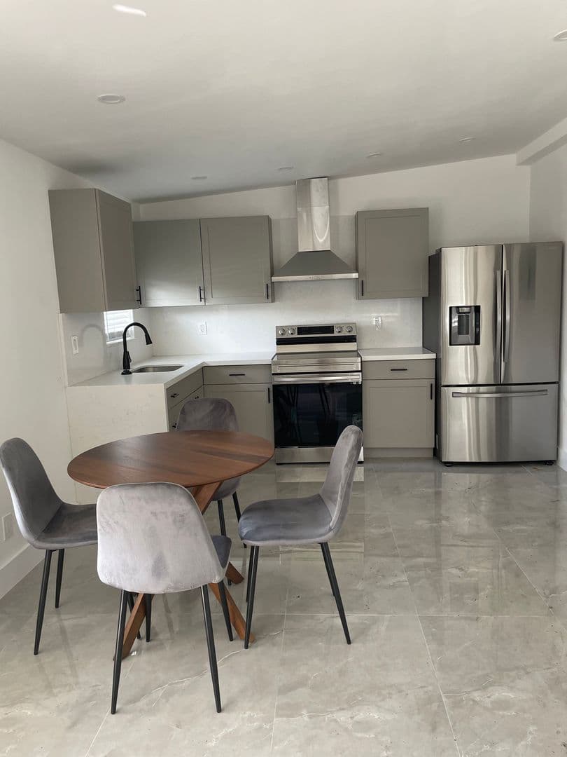 Hallandale Apartment: 212 NE 8th Ave