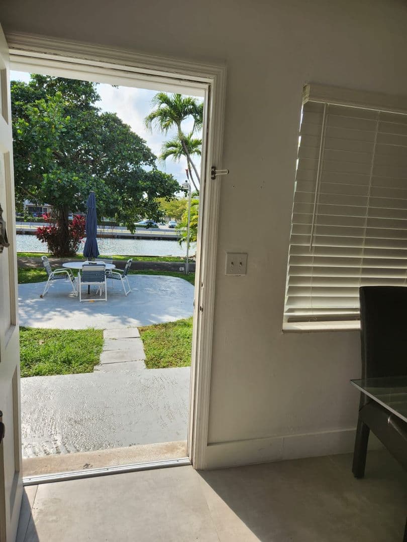 Hallandale Beach House: 467 Golden Isles Dr