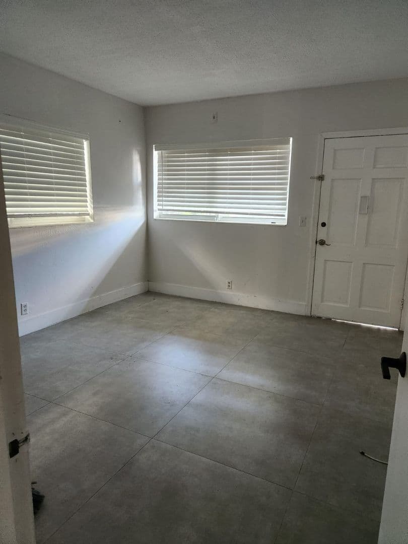 Hallandale Beach House: 467 Golden Isles Dr