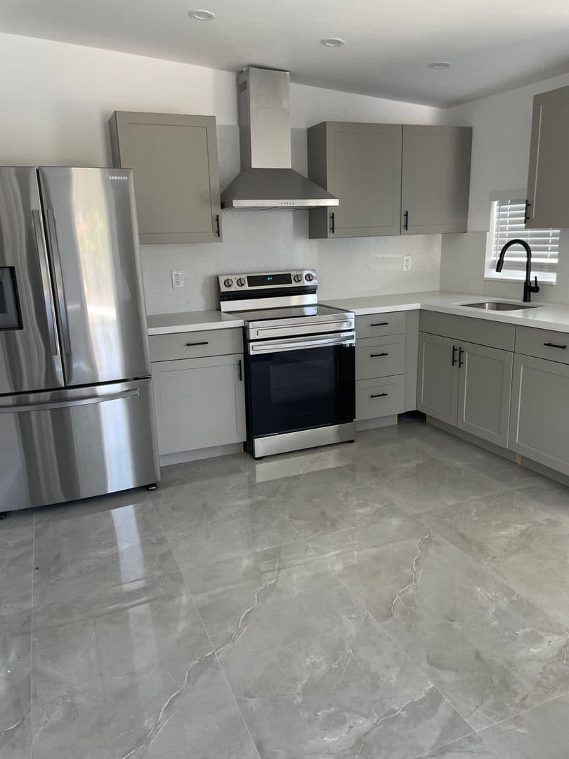 Hallandale Apartment: 212 NE 8th Ave