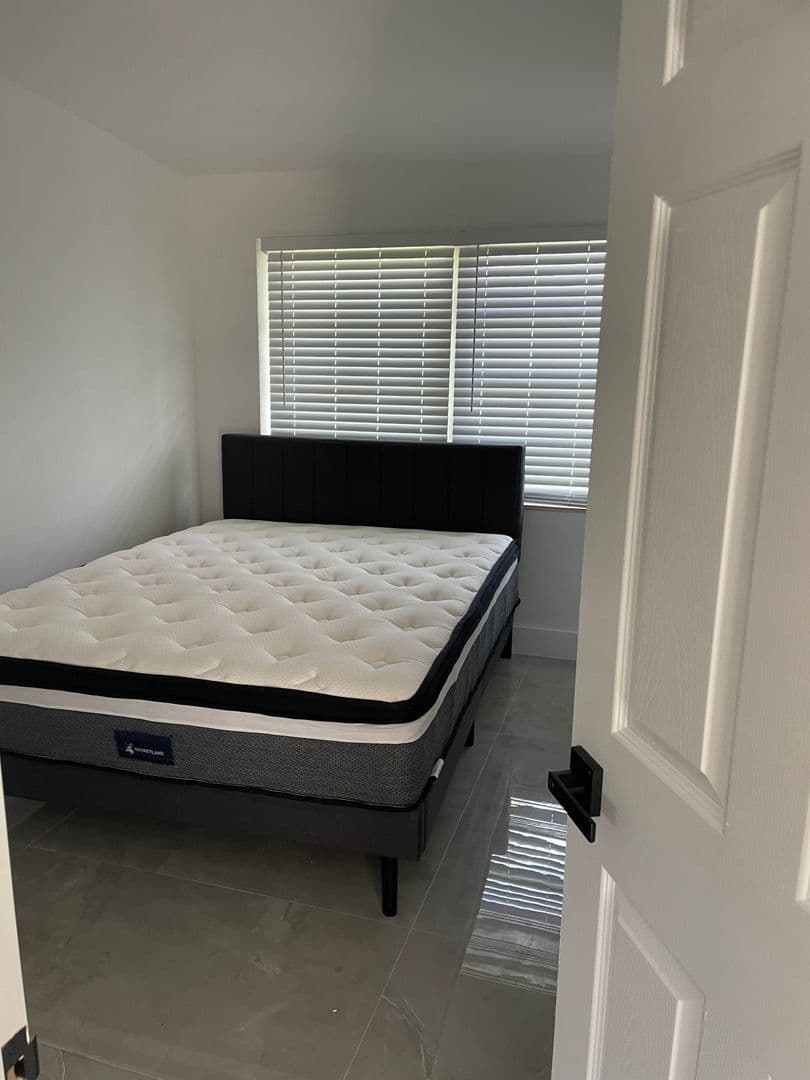 Hallandale Apartment: 212 NE 8th Ave