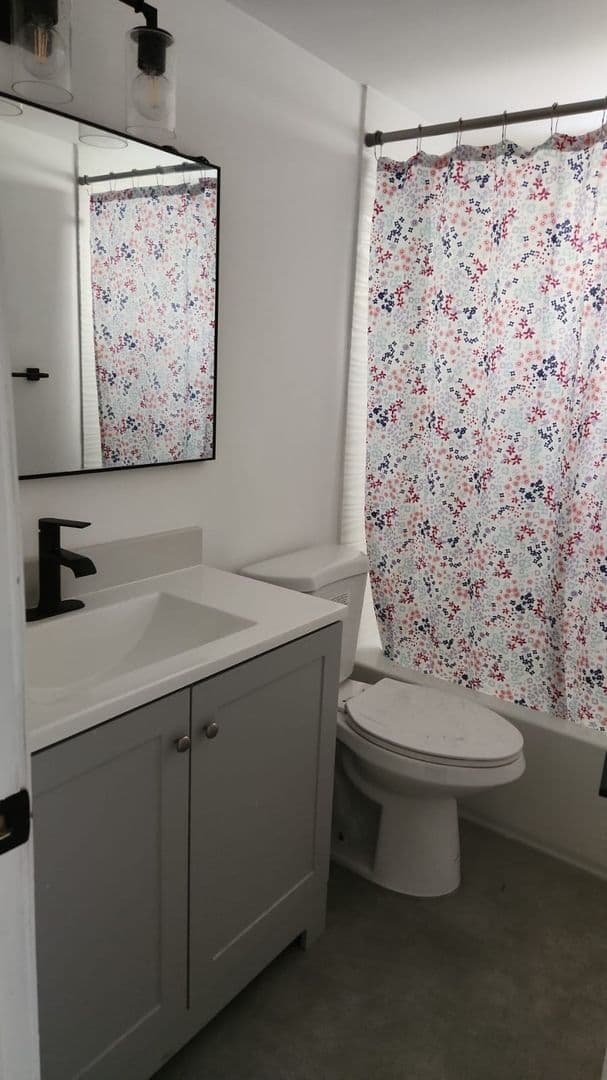 Hallandale Beach House: 467 Golden Isles Dr