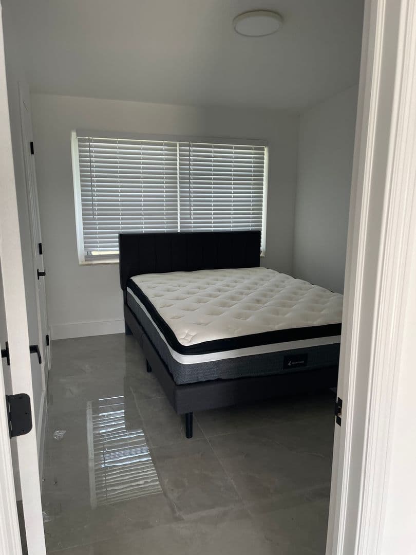 Hallandale Apartment: 212 NE 8th Ave