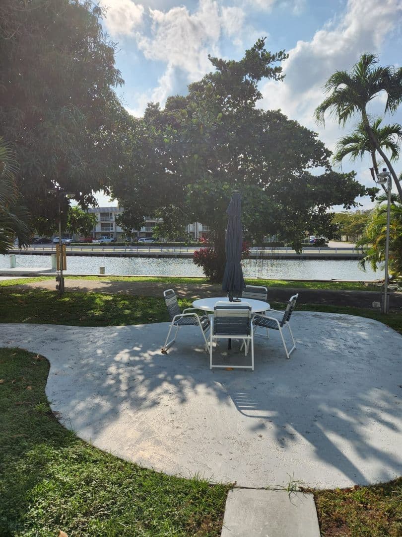 Hallandale Beach House: 467 Golden Isles Dr