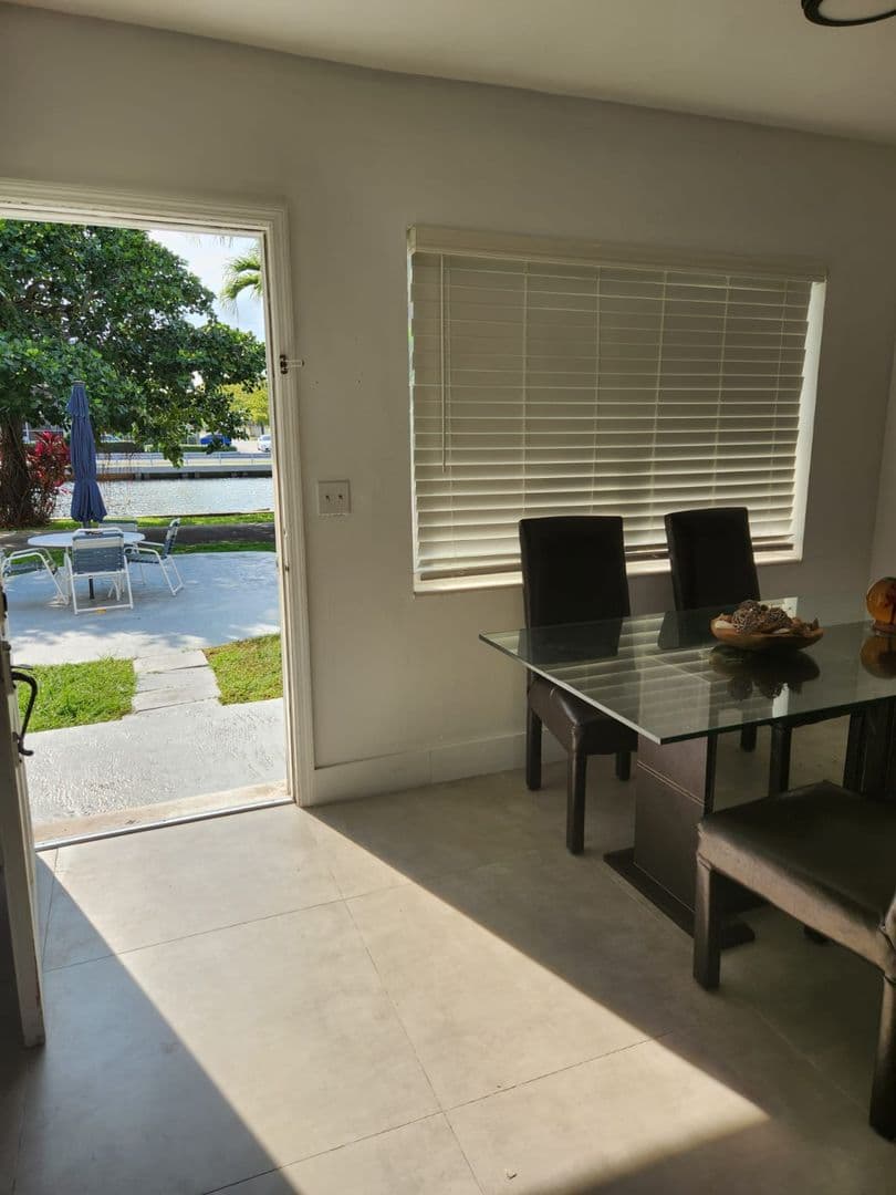 Hallandale Beach House: 467 Golden Isles Dr