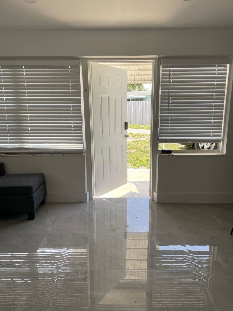 Hallandale Apartment: 212 NE 8th Ave
