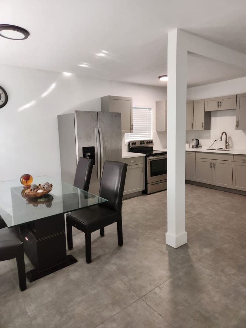Hallandale Beach House: 467 Golden Isles Dr