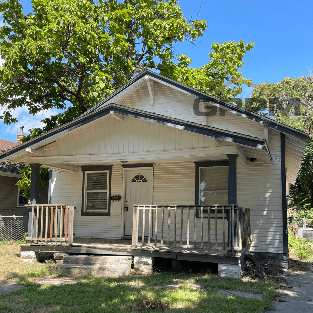 Hutchinson House: 902 E 5th Ave