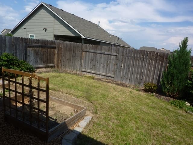 Nampa House: 18424 Spicebush Ave