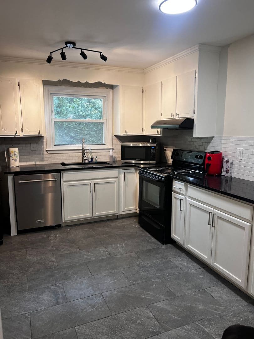 Charlotte House: 3520 Sargeant Dr